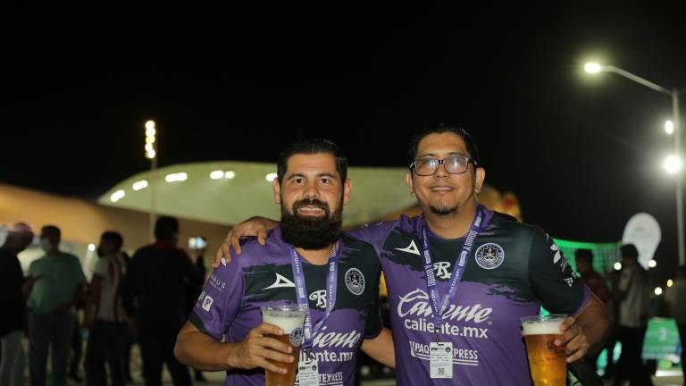 Disfrutan porteños del encuentro de Mazatlán FC y Chivas en el Kraken