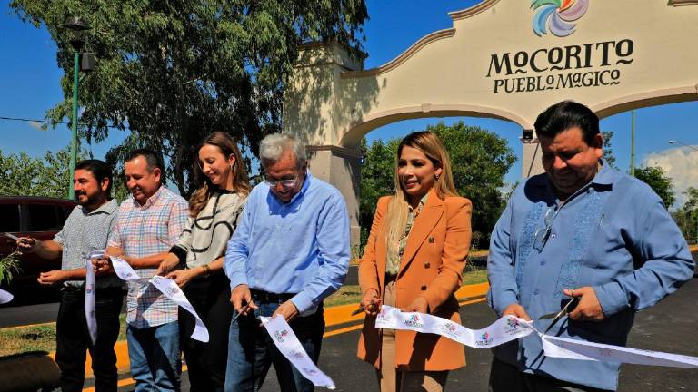 El Gobernador del Estado cortando listón de la inauguración de la remodelación del bulevar.