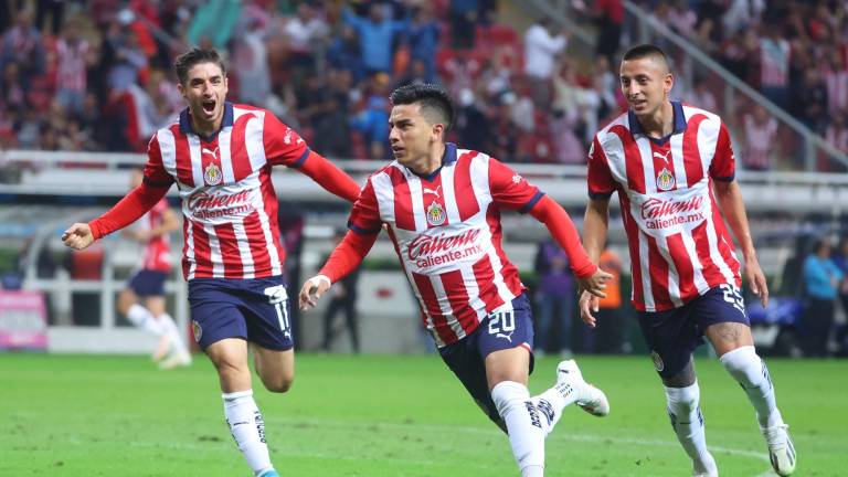 Fernando Beltrán (20) celebra el gol con el que Chivas tomó ventaja en el Clásico Tapatío.