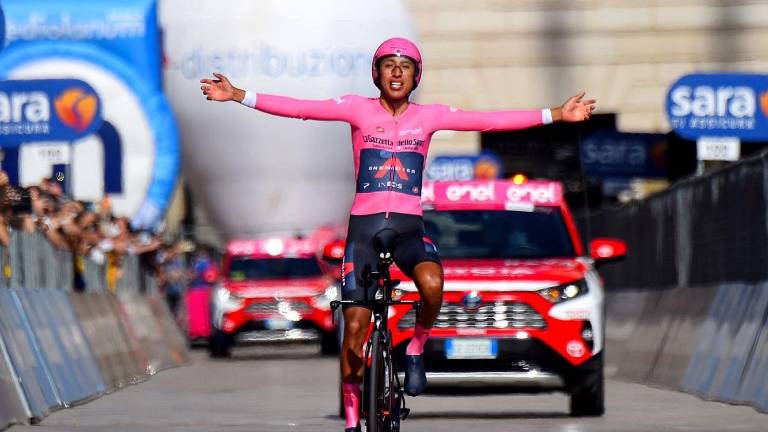 Egan Bernal se recupera tras estrellarse con un autobús.