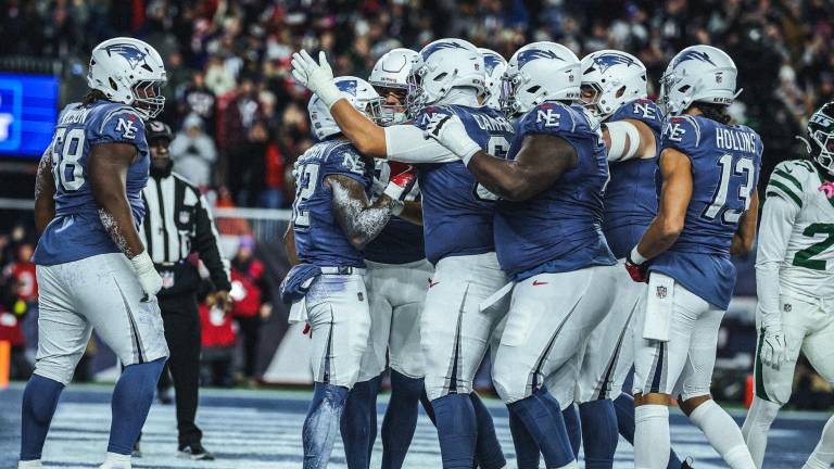 TreVeyon Henderson brilló con tres touchdowns.