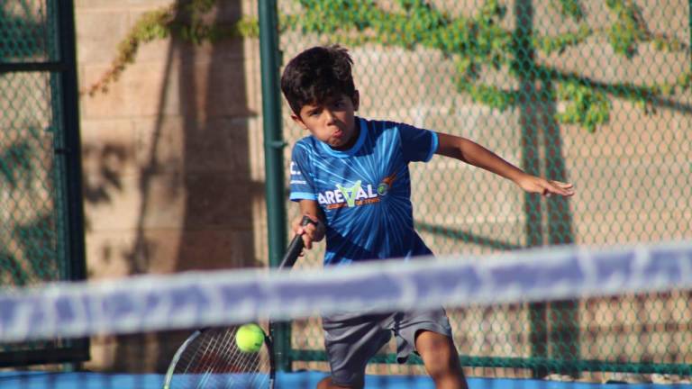 Los pequeños muestran su habilidad con la raqueta.