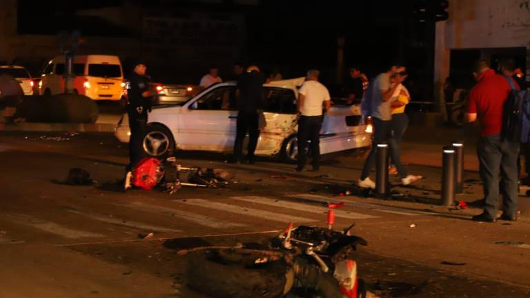 Un menor y dos hombres muertos deja choque entre automóvil y motocicleta en Mazatlán