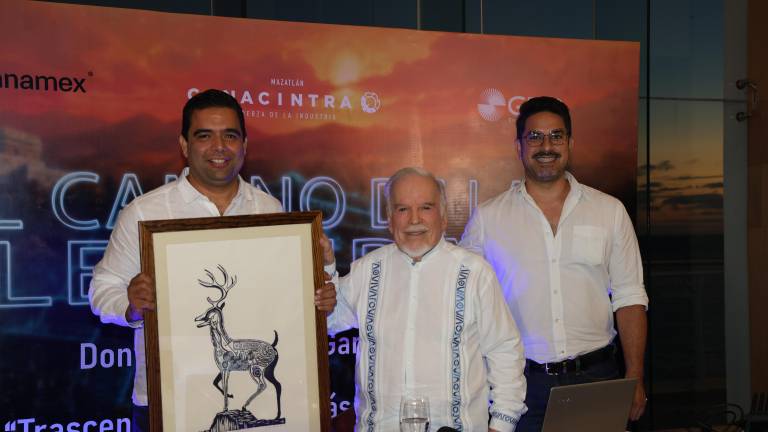 Mauricio Aguilar, presidente de Canacintra Mazatlán, junto a Don Gustavo de la Garza y el artista Sichen Rizo Álvarez, autor de la obra entregada al invitado especial.