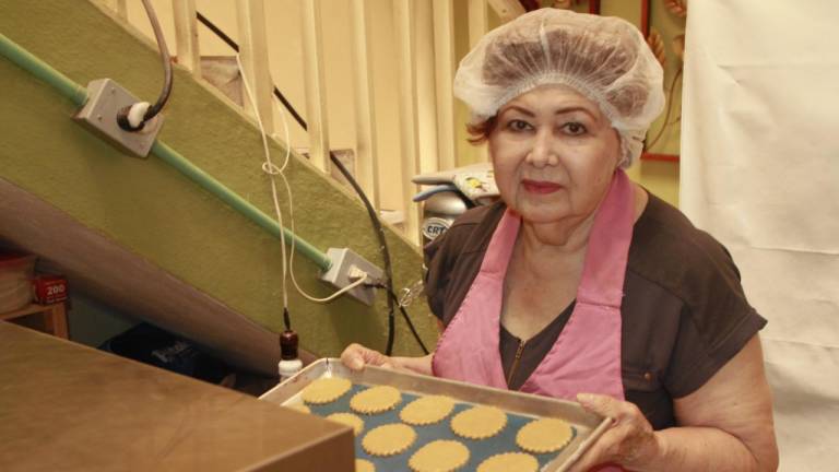 Desde temprana hora, Alejandra hornea toda clase de panes y delicias para el paladar.