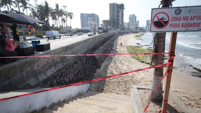 Con cintas se advierte de la prohibición de ingresar a tres áreas de playa en la Avenida del Mar en Mazatlán, ya que se consideran no aptas para bañarse.