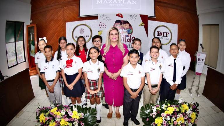 El Cabildo Infantil de Mazatlán 2023, junto a la presidenta del DIF municipal, María Teresa Apodaca Muñoz.