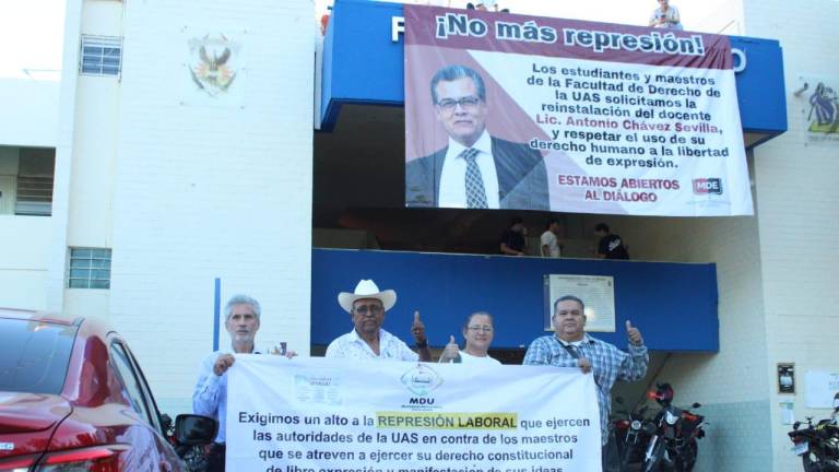 Manifestación en la Facultad de Derecho por el despido del docente Antonio Chávez Sevilla y la demanda de un alto a la represión dentro de la UAS.