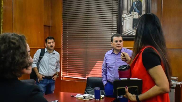 Reunión del Alcalde con directores municipales para afinar el tema del nuevo panteón municipal.