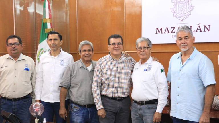 Directivos de la Asociación Mexicana de la Industria de la Construcción delegación Sinaloa, en reunión con el Alcalde Édgar González Zataráin.