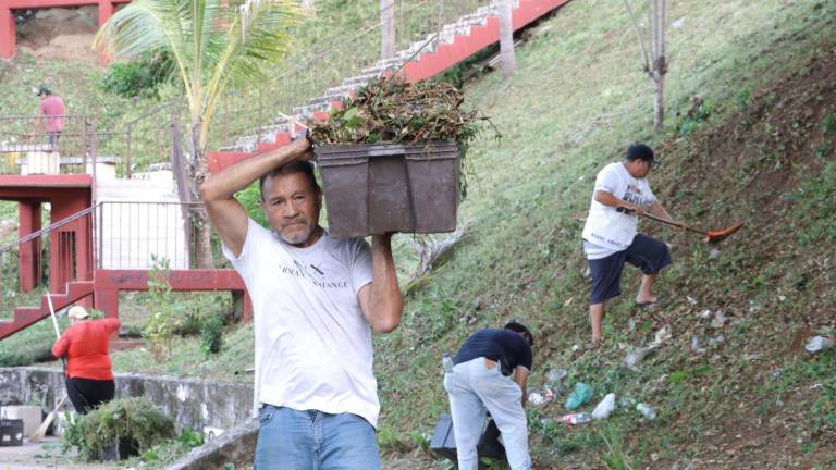 El Gobierno Municipal e integrantes de un centro de rehabilitación hacen jornada de limpieza en la Laguna del Iguanero.