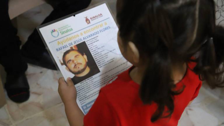 Dos niñas, Mia e Itzayana, esperan a los Reyes Magos.