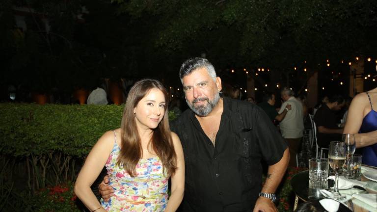 Karyme Lozano junto al director de la película Rubén Islas.