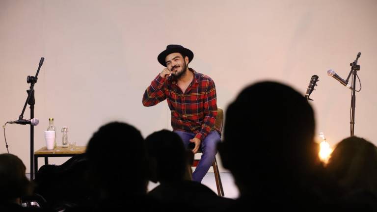 Presentan una muy corta canción para una larga crítica de cuatro párrafos