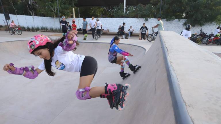 Chicos y grandes ya disfrutan el nuevo skatepark.