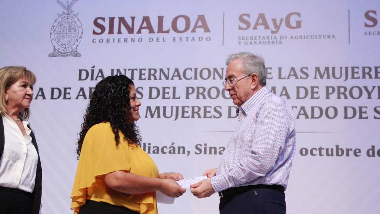 El Gobernador Rubén Rocha Moya hizo entrega de los apoyos para mujeres del sector rural.