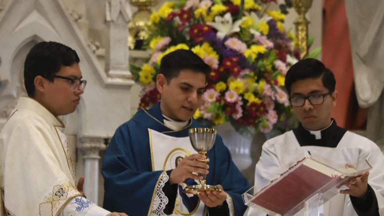 Padre Andrés Cárdenas ofició este día su primera misa oficial como sacerdote en la Catedral.