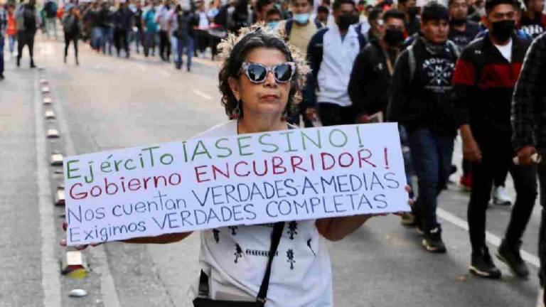 Padres y madres de los 43 de Ayotzinapa exigen al gobierno la verdad sobre el caso.