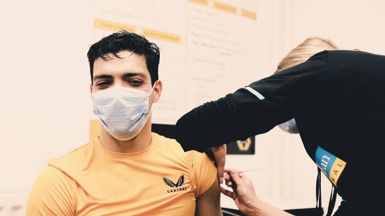 Raúl Jiménez y el Wolverhampton no jugarán este domingo.