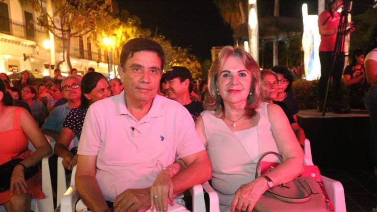 Víctor Torrero y Martha de Torrero.