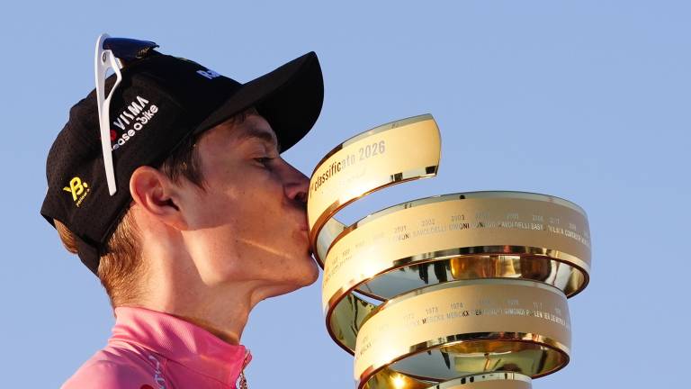 Jonas Vingegaard logra la triple corona.