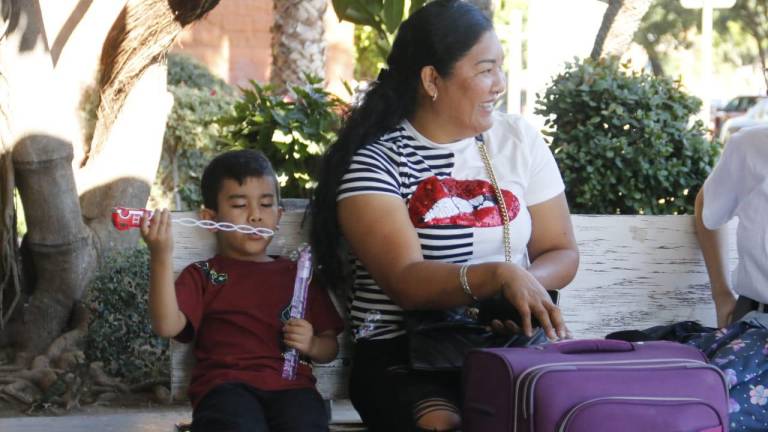 Rosa Isaura viaja con su hijo menor, Santiago. Y juntos regresan a La Cruz, en Elota.