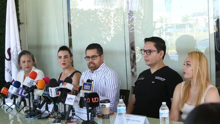 Conferencia para anunciar la campaña de reconstrucción mamaria para mujeres que han superado el cáncer de mama.