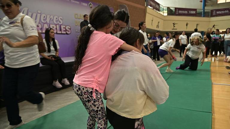 Niñas y mujeres aprendieron técnicas de defensa personal en la clase realizada en el gimnasio Centro de Alto Rendimiento Deportivo de Sinaloa.