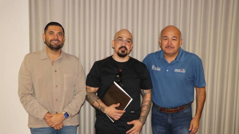 Adolfo Plata Guzmán, director de Cultura Culiacán y Jorge Escalante, responsable del programa, con el escritor César Bañuelos (centro).