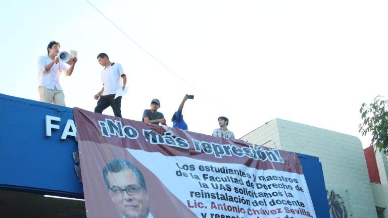 Los alumnos de la UAS se manifestaron en defensa del profesor Antonio Chávez Sevilla.
