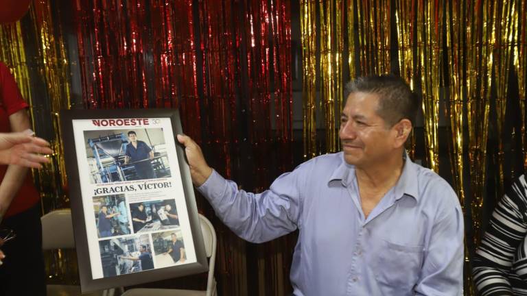 Después de 44 años en Grupo Editorial Noroeste en el área de prensa, Víctor Manuel Heredia Zepeda celebra su jubilación.