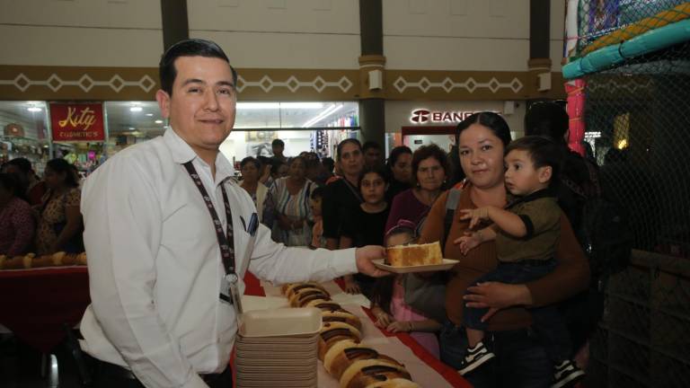 Los presentes degustaron de la enorme rosca y un vaso de chocolate caliente.