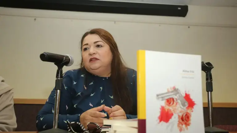 La escritora mazatleca Karina Castillo entre los tres finalistas del Premio Filiberto 2025 por Alma fría.