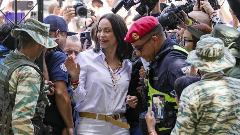 Corina Machado con los militares en su campaña