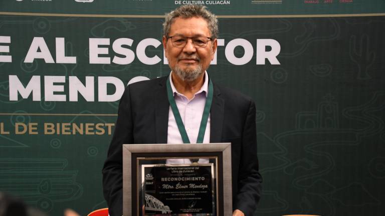 Élmer Mendoza es reconocido dentro de la Feria Internacional del Libro de Culiacán.