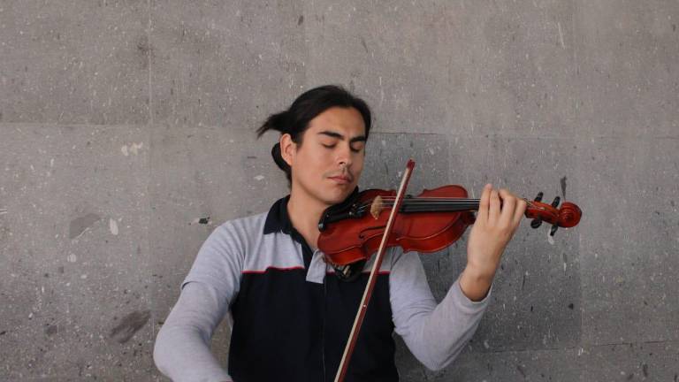 Jesús Ernesto Valverde Hernández toca frente Catedral Basílica de Nuestra Señora del Rosario.