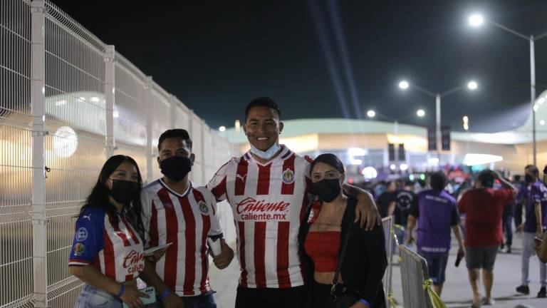 Disfrutan porteños del encuentro de Mazatlán FC y Chivas en el Kraken
