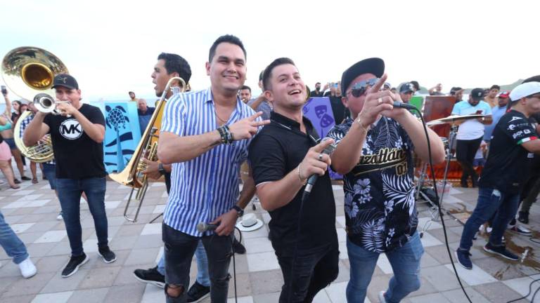 Banda Los Recoditos arma concierto en el Malecón de Mazatlán