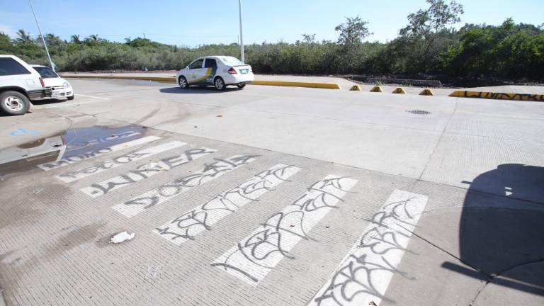 En Mazatlán, recién estrenado, ‘grafitean’ el malecón del Estero del Infiernillo