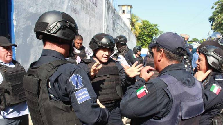 Al lugar llegaron decenas de elementos antimotines para retomar el control de la cárcel.