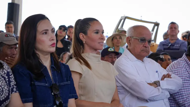 La Secretaría de Turismo Mireya Sosa Osuna, al centro, habla de las expectativas en las vacaciones de Semana Santa.