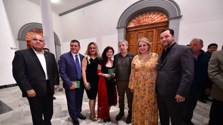 Recibe David Toscana el Premio Mazatlán de Literatura 2023 en el TAP