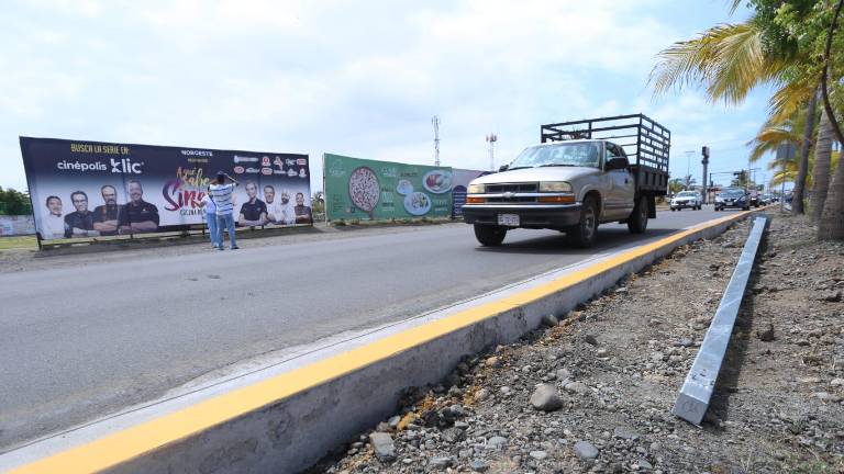 Poste de una lámpara led en la Carlos Canseco.