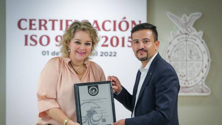 Eneyda Rocha Ruiz, presidenta del DIF Sinaloa, recibe la placa de la Certificación ISO 9001/2015.