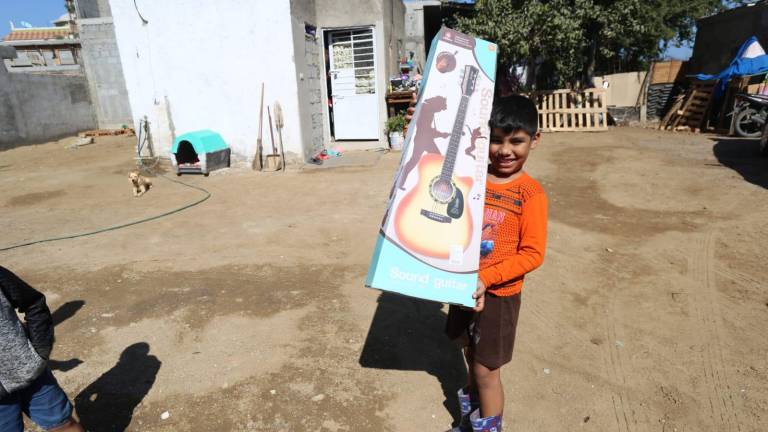El niño es Iker, de ocho años de edad de la Colonia Montebello que pidió una guitarra para adentrarse al mundo de la música.