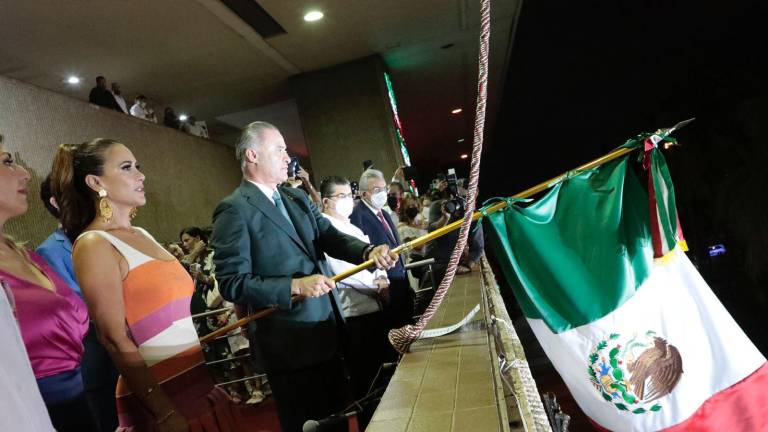 Deja Quirino su marca en el Grito de Independencia; grita ‘Puro Sinaloa’ al final de la ceremonia