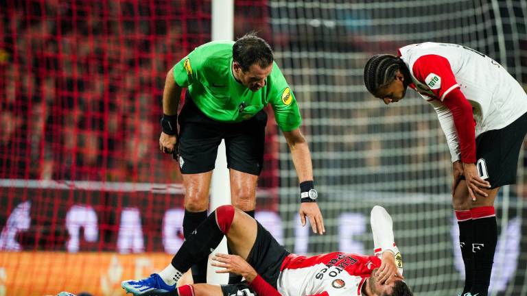 Santiago Giménez sale del juego por lesión.