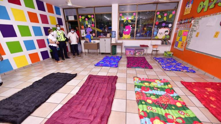 Llegan familias a albergue del ICO en Mazatlán, ante amenaza de ‘Orlene’