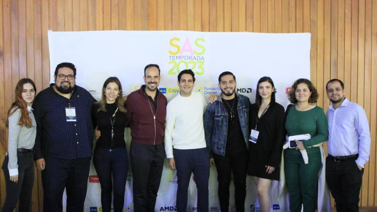 El elenco que participará en el Concierto Decembrino, con el equipo de la Sociedad Artística Sinaloense.
