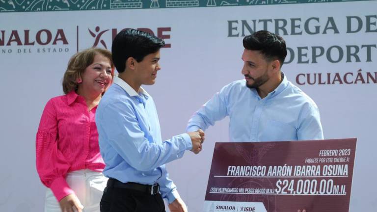 Francisco Aarón Ibarra Osuna al momento de recibir su estímulo económico.